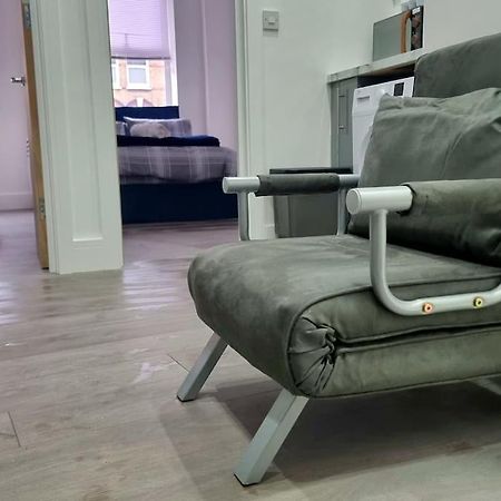 2 Bed Cosy Flat Close To Bus & Tube Station London Exterior photo