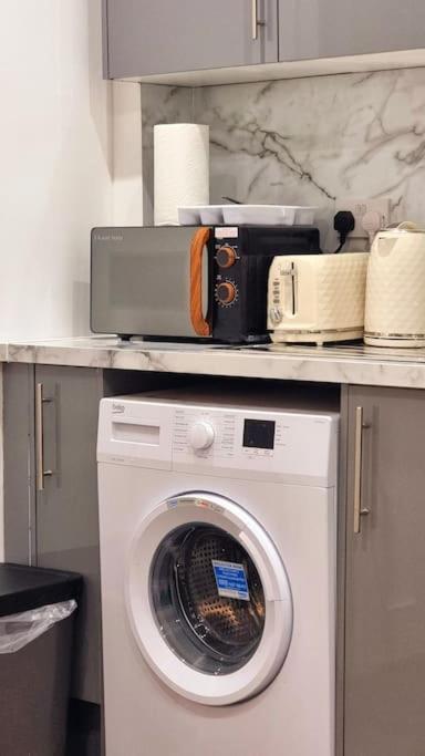 2 Bed Cosy Flat Close To Bus & Tube Station London Exterior photo