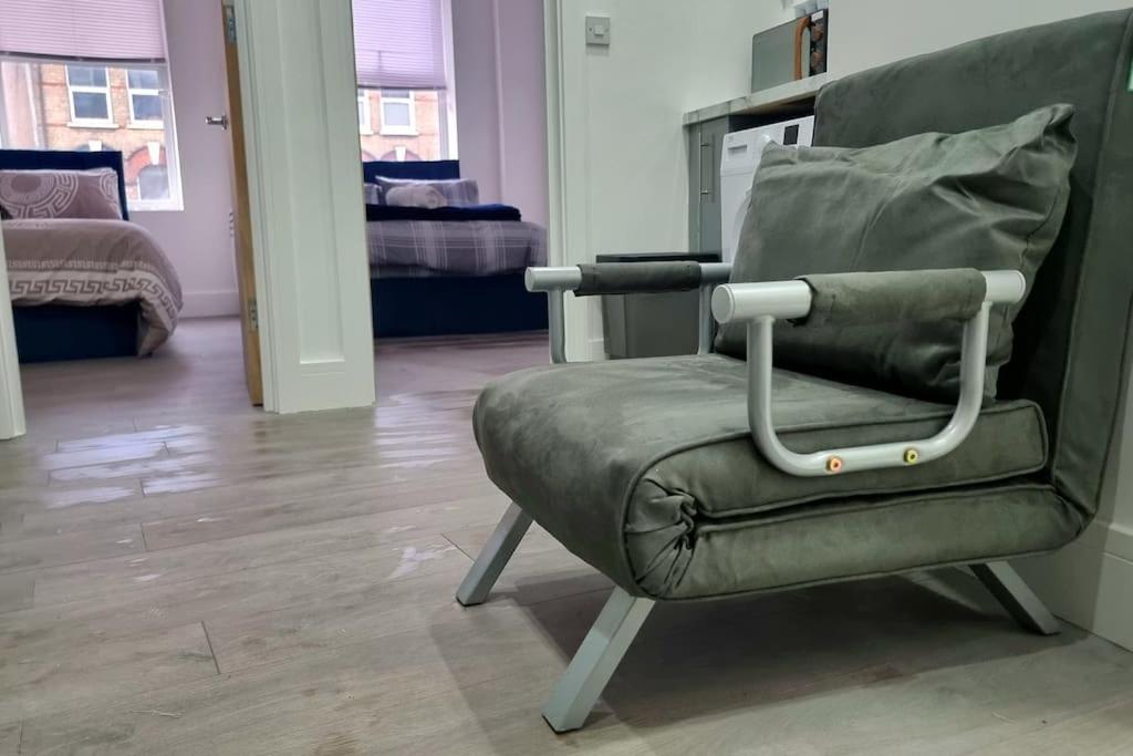 2 Bed Cosy Flat Close To Bus & Tube Station London Exterior photo