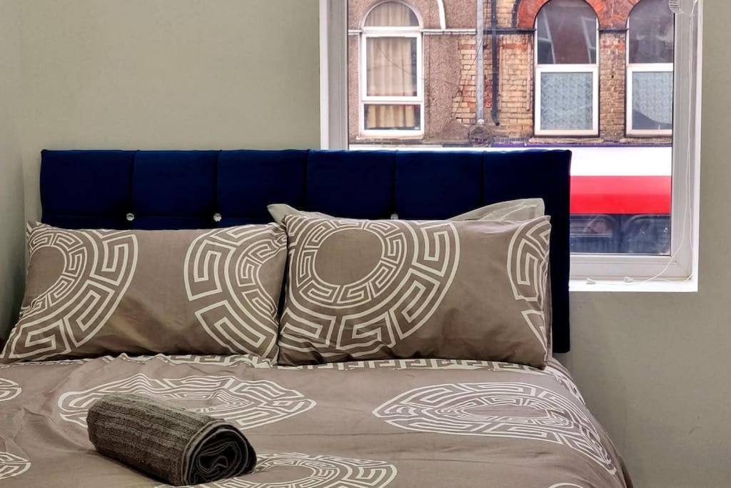 2 Bed Cosy Flat Close To Bus & Tube Station London Exterior photo