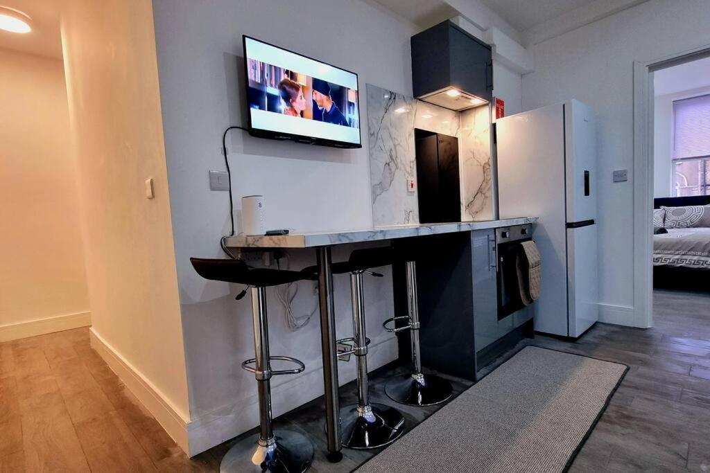 2 Bed Cosy Flat Close To Bus & Tube Station London Exterior photo